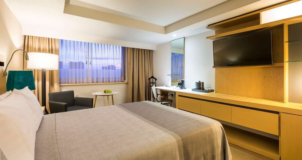 Deluxe Room, 1 King Bed - Photo 7