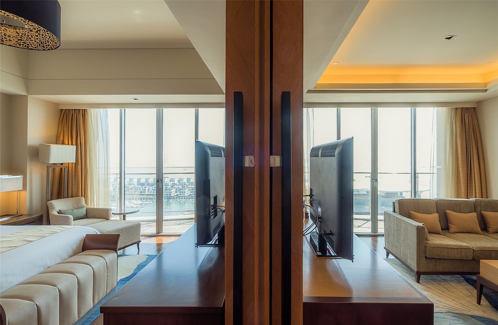 Deluxe VIP Seaview Suite - Photo 5