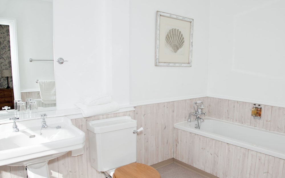 Principal double room 7, bath, valley view photo 3