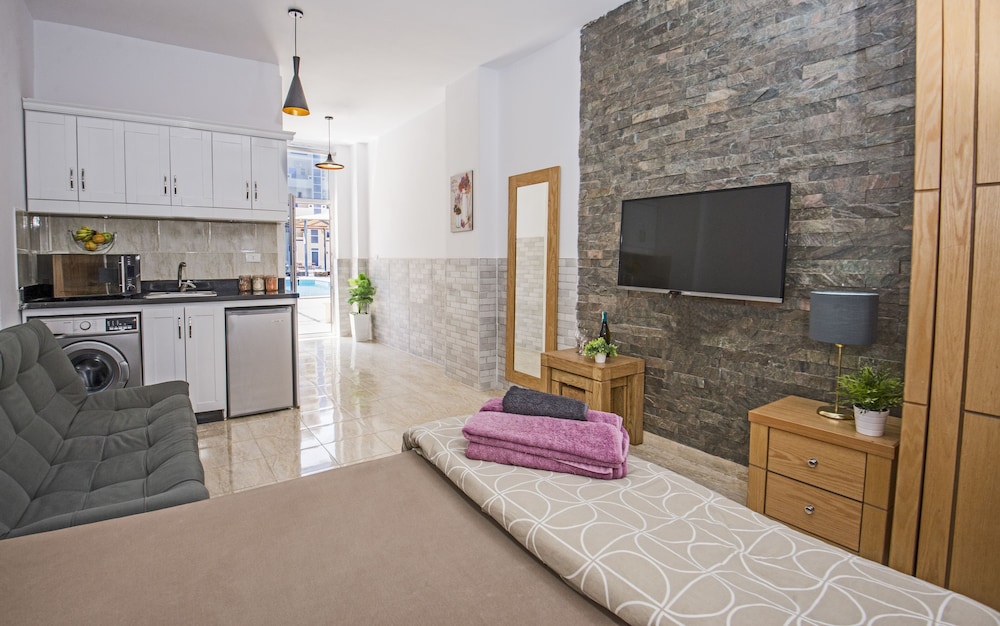 Poolside, Patio, Washing Machine, Kitchenette | Tiba Resort P4