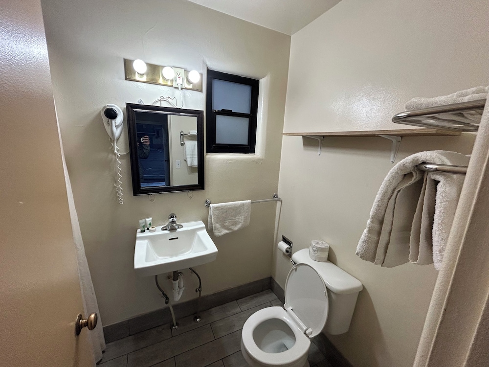 Deluxe Room, 2 Queen Beds, Non Smoking, Refrigerator & Microwave - Photo 4