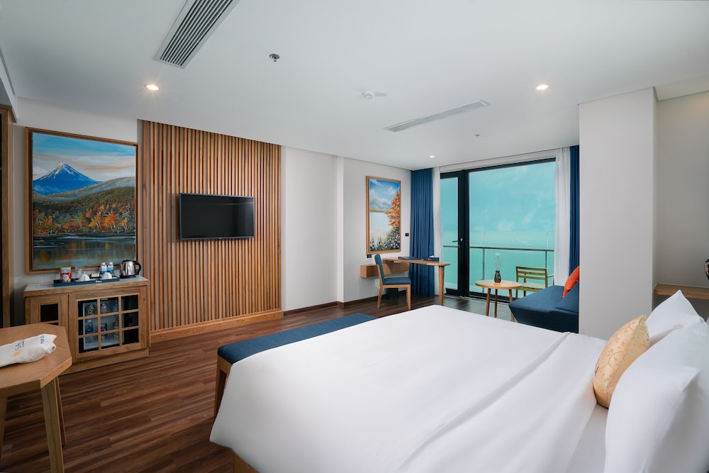 Suite, Partial Sea View with Afternoon Tea Included - Photo 1