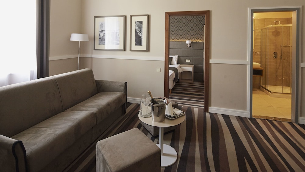 Suite, 2 Bedrooms, City View - Photo 5