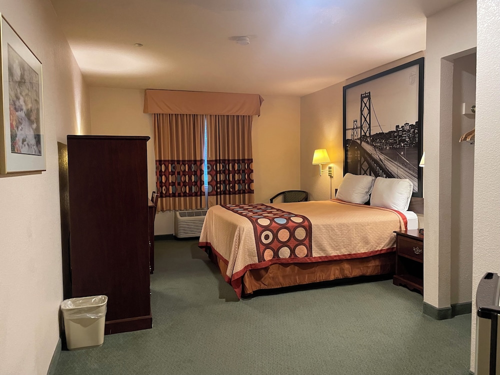 Room, 1 Queen Bed, Mobility Accessible - Photo 2