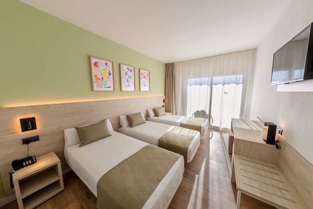 Habitación Triple, Vista a la Piscina (2 Adultos y 1 Niño) con Terraza