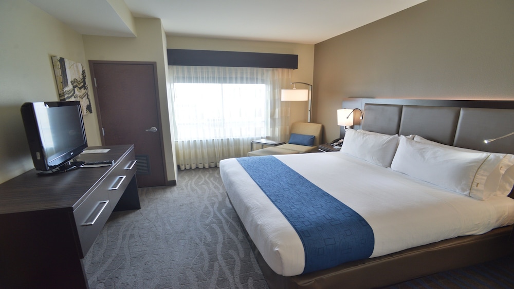 Suite, 1 King Bed - Photo 3