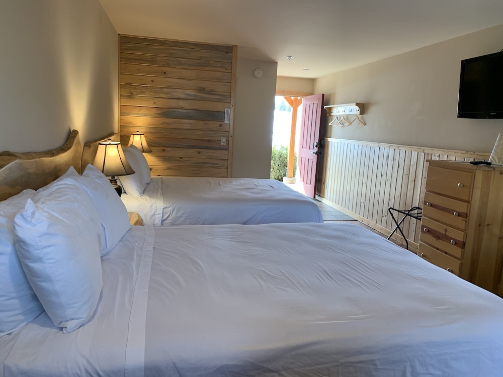 Suite, 2 Queen Beds, River View photo 3
