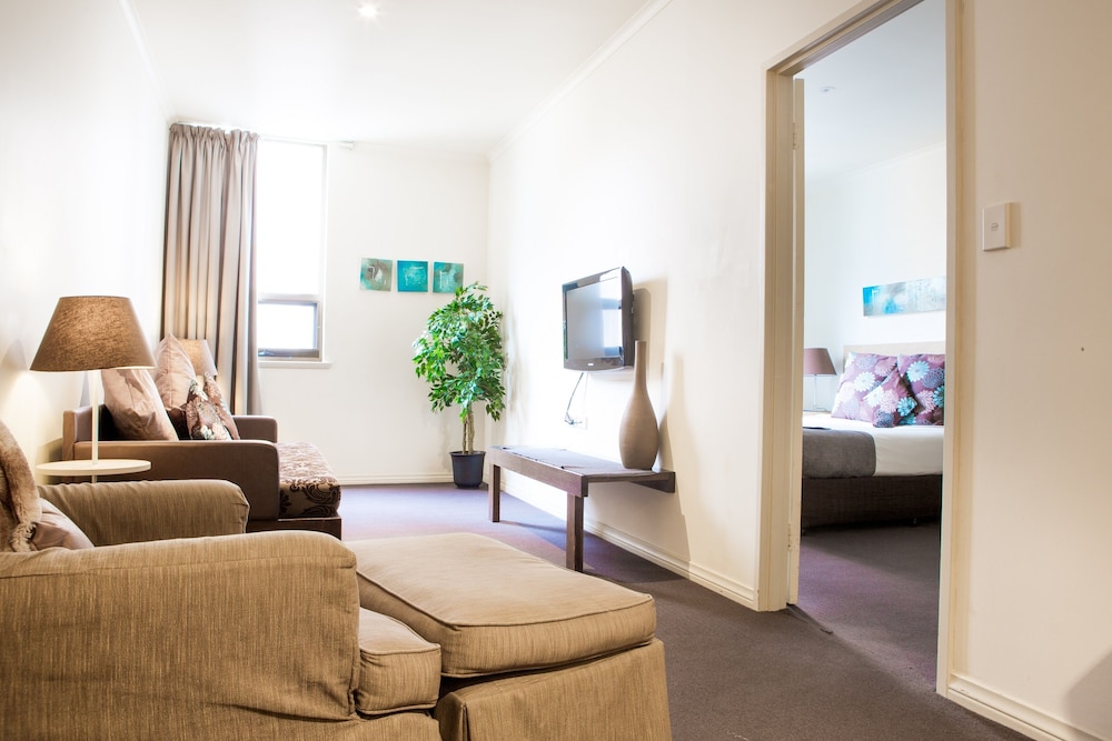 Executive Room thumbnail 5