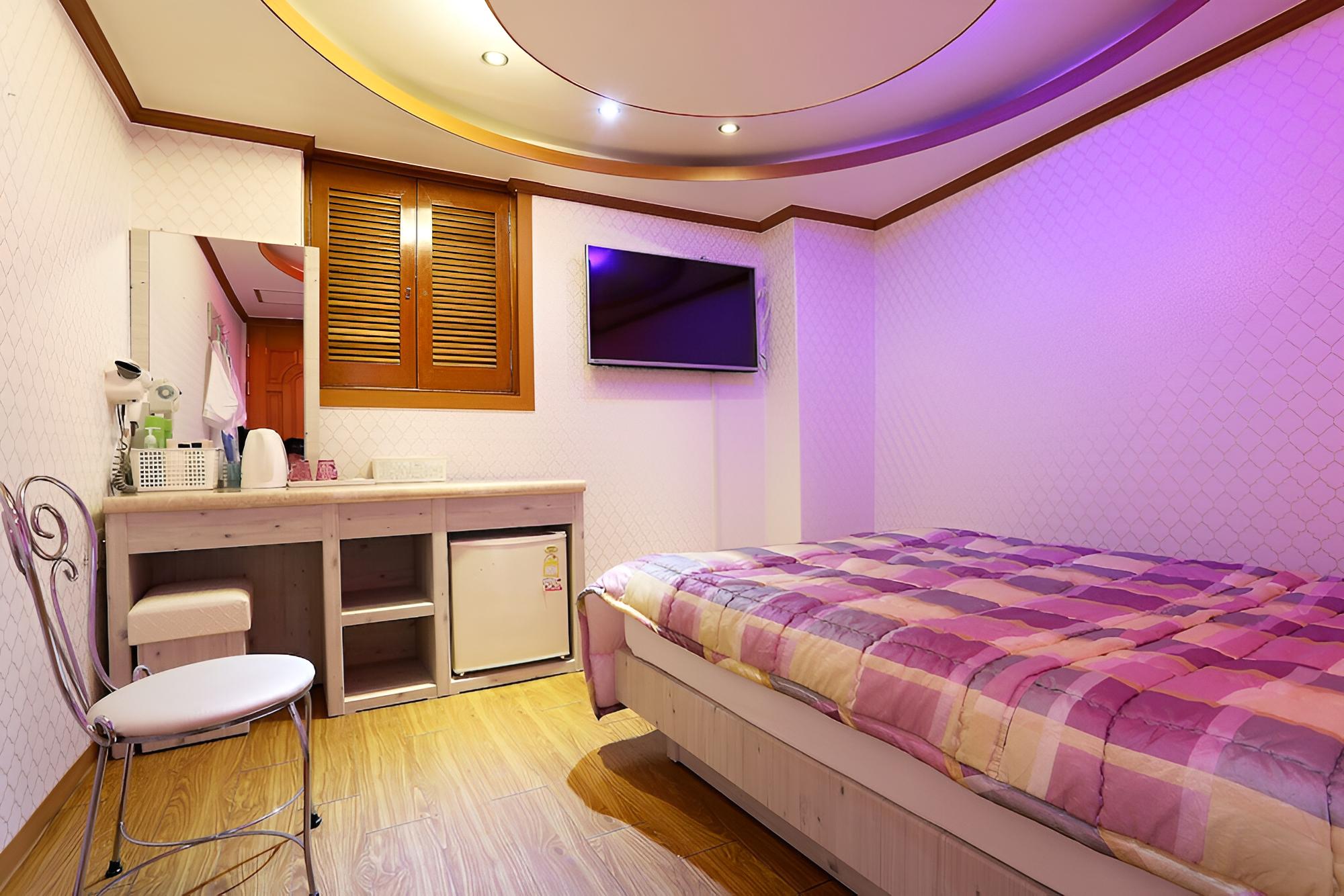 Room (Standard (double room)) - Photo 11