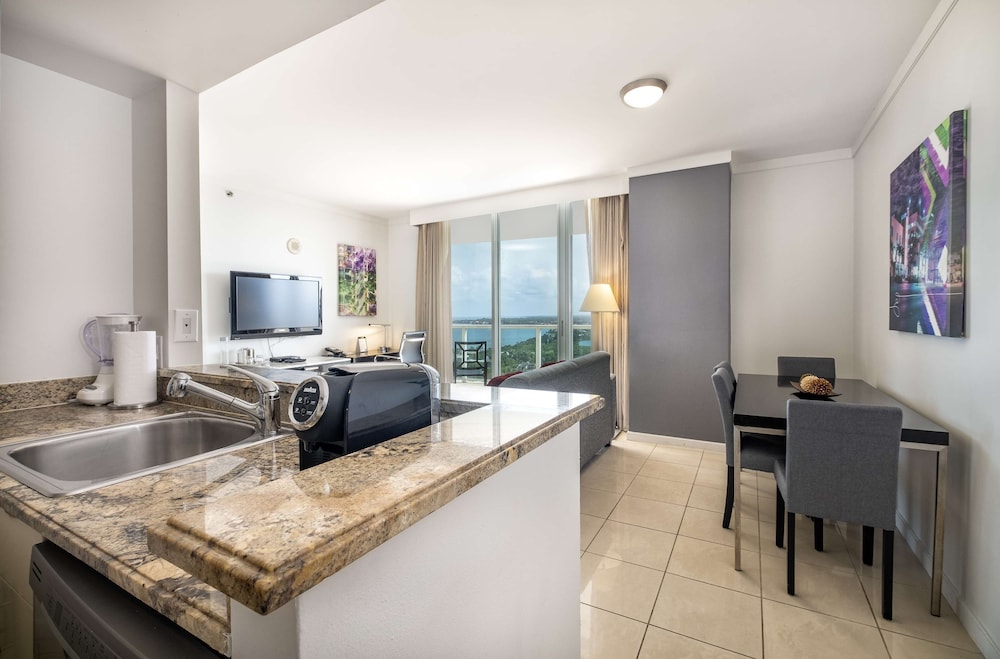 Suite, 1 King Bed, Balcony, Bay View (with Sofabed, Full Kitchen) photo 3