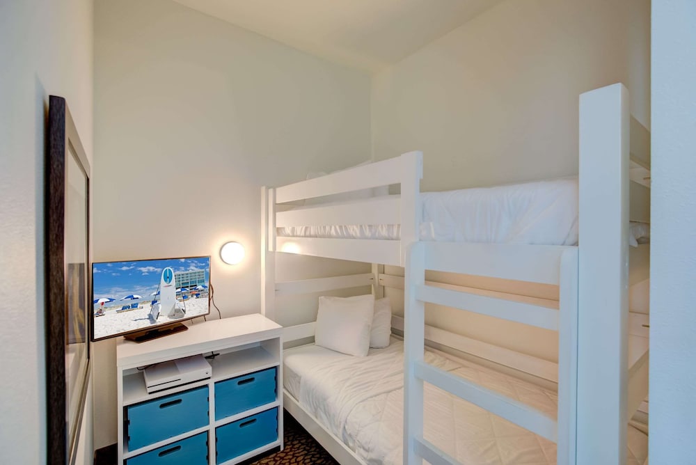Standard Room, Multiple Beds, Refrigerator & Microwave (with Sofabed) photo 3