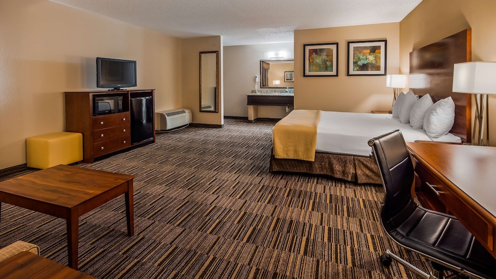 Standard Room, 1 King Bed, Non Smoking photo 3