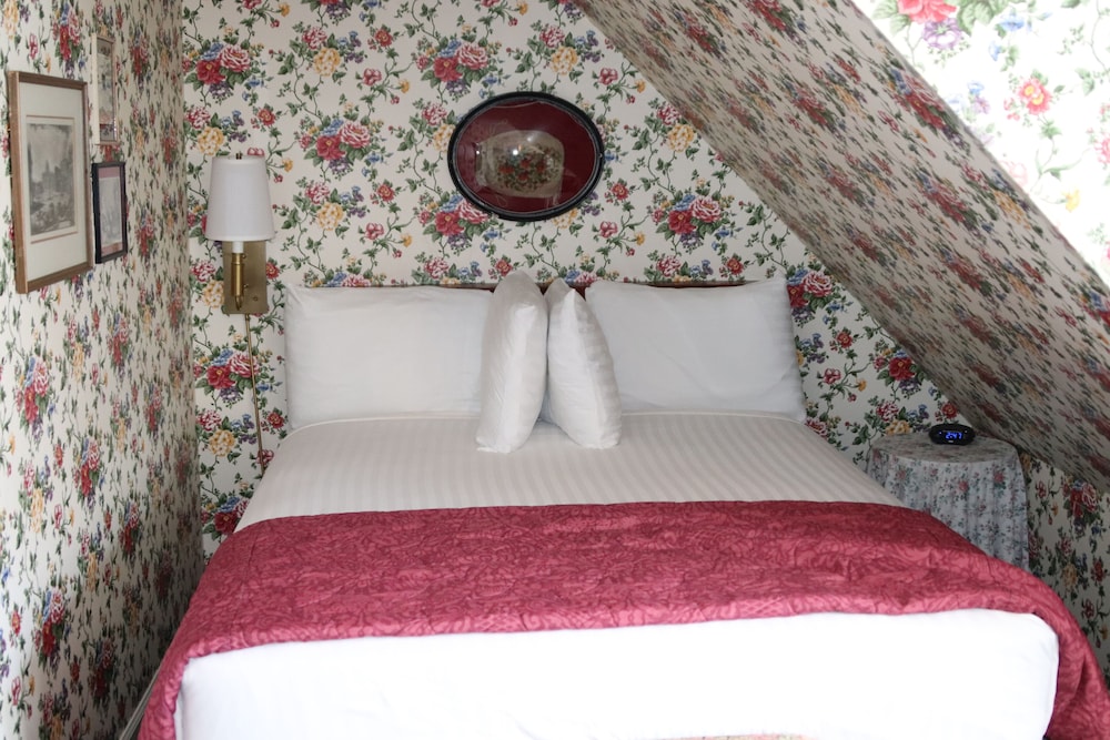 Premium Single Room, Ensuite (COZY COLONIAL ONE QUEEN) photo 1