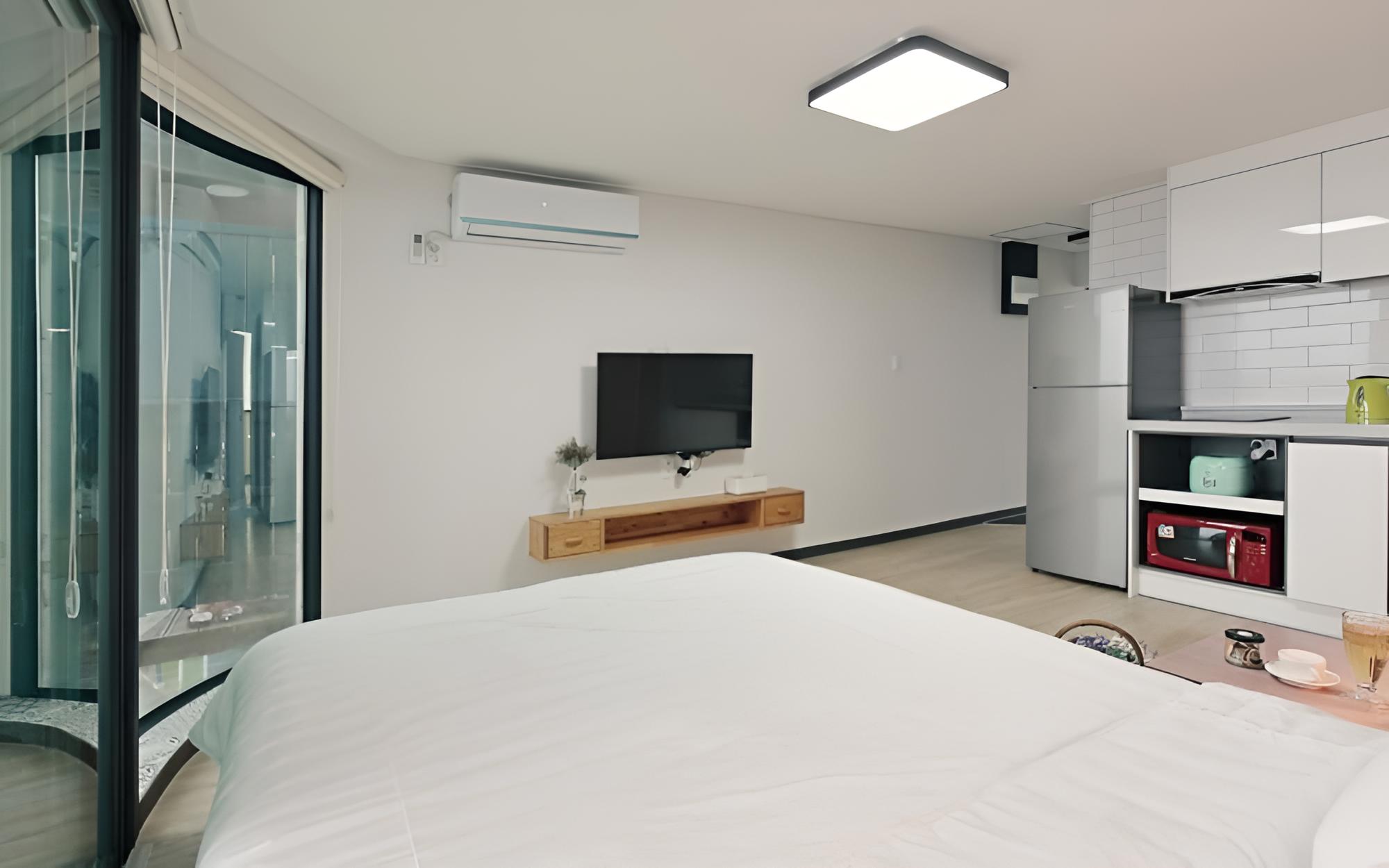 Room (3-C) - Photo 4
