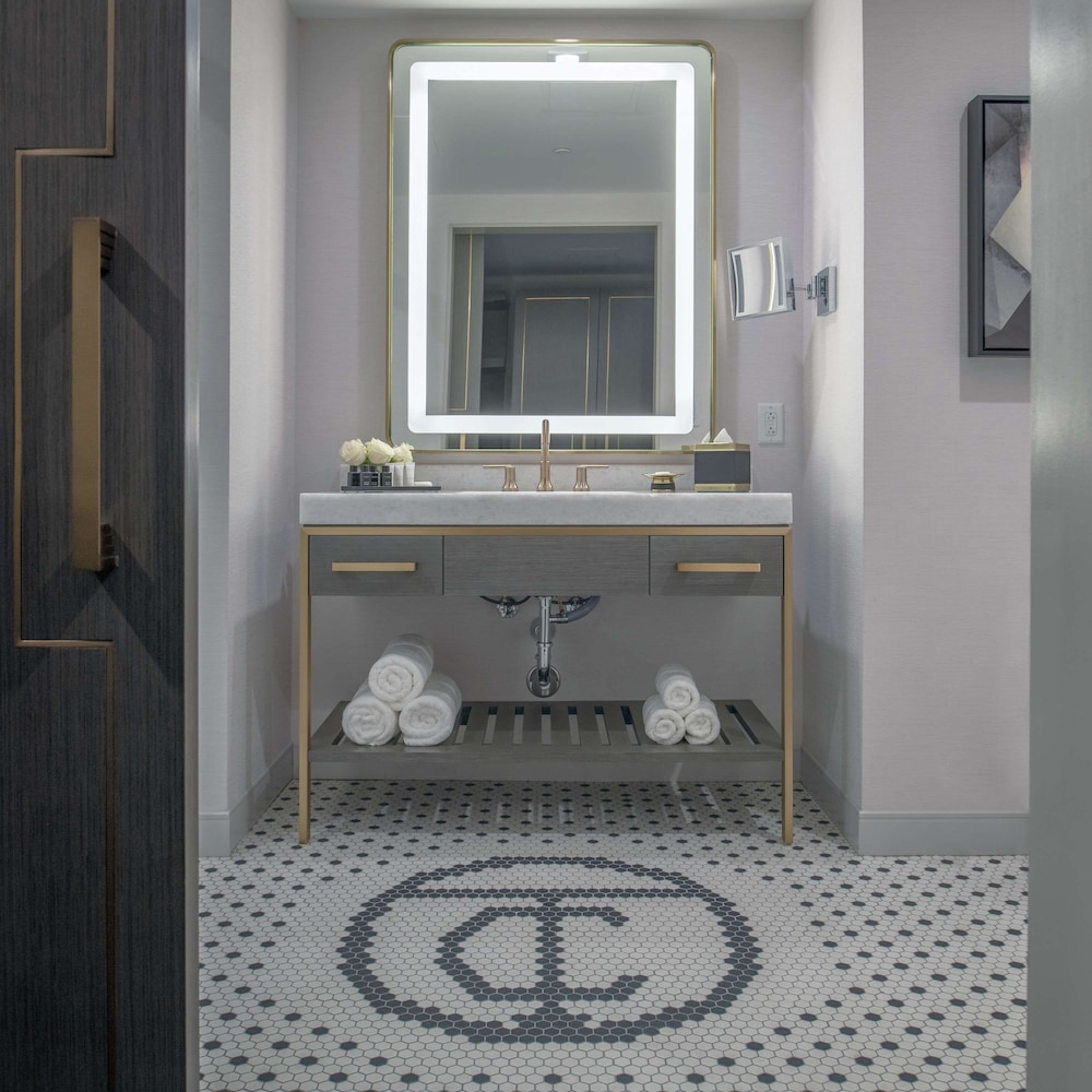 Premier Room, 1 King Bed, Accessible, Bathtub (Mobility & Hearing) - Photo 4