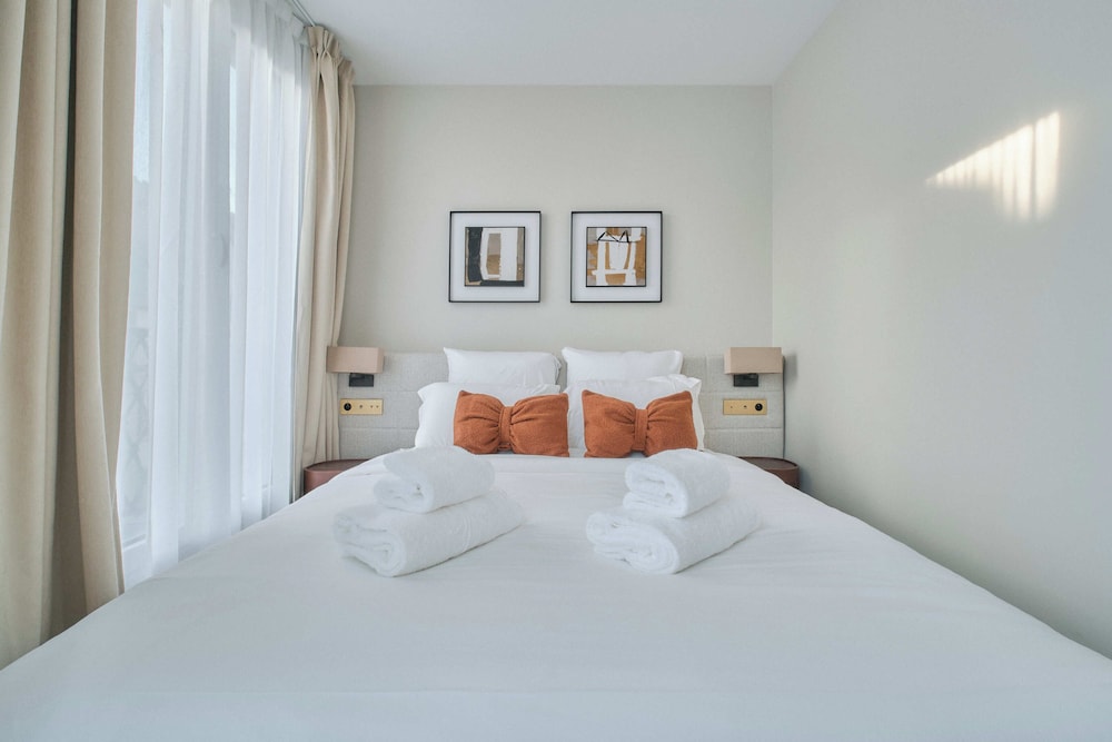 Deluxe One-Bedroom Apartment with Balcony and City View 503 thumbnail 6