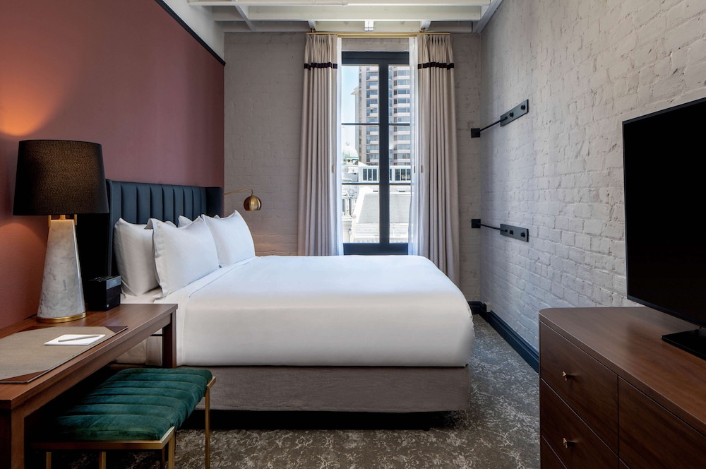 Suite, 1 King Bed with Sofa bed (Publishers) - Photo 1