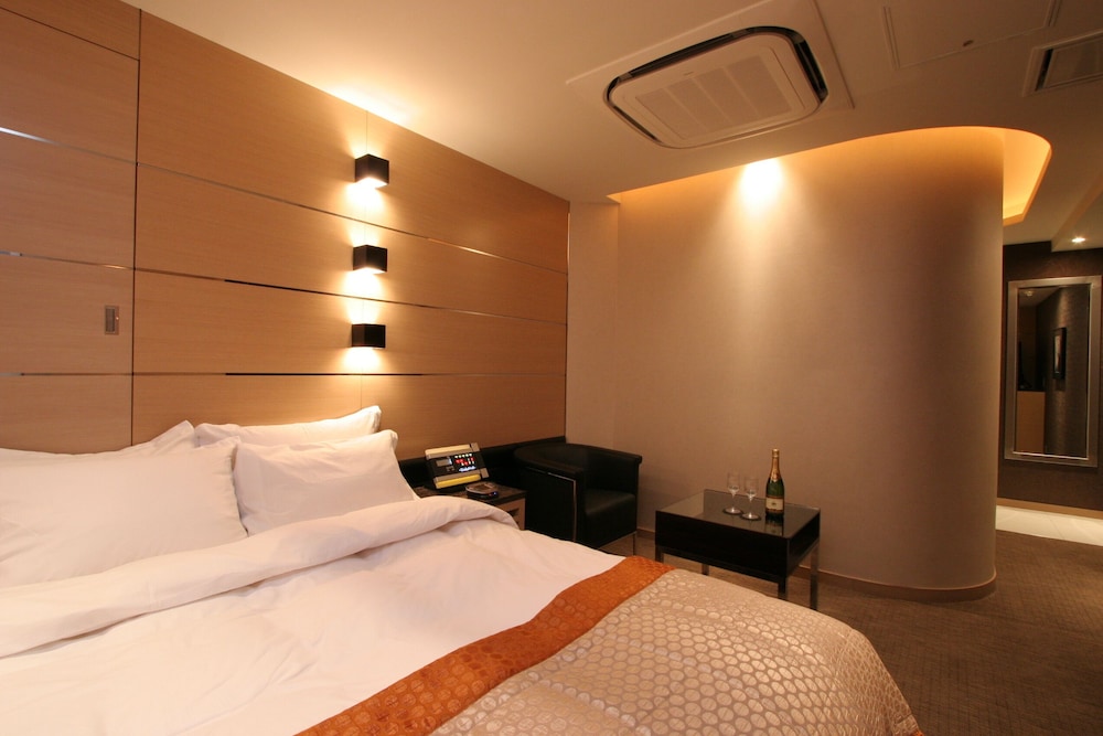 Deluxe Room long stay Check-in 2 PM / Check-out noon, Smoking photo 3