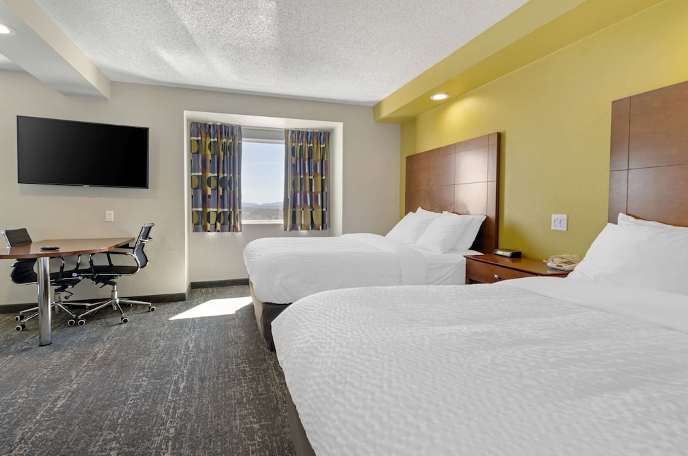 Suite, 2 Queen Beds, Mountain View (Non Smoking) photo 3