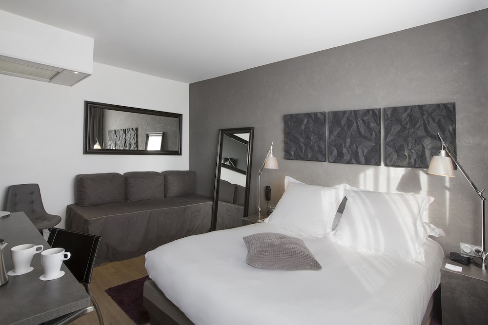 Superior Room, Multiple Beds, Balcony, Mountain View (Vue sur Puy de Dôme & la Cathédrale) - Photo 4