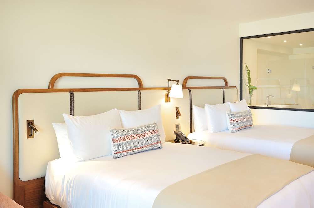 Room, 2 Queen Beds, Hot Tub (Infinity, Sunset View) - Photo 10