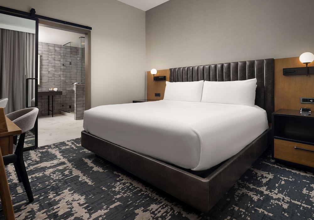 Room, 1 King Bed, Accessible, Bathtub (Hearing) - Photo 2