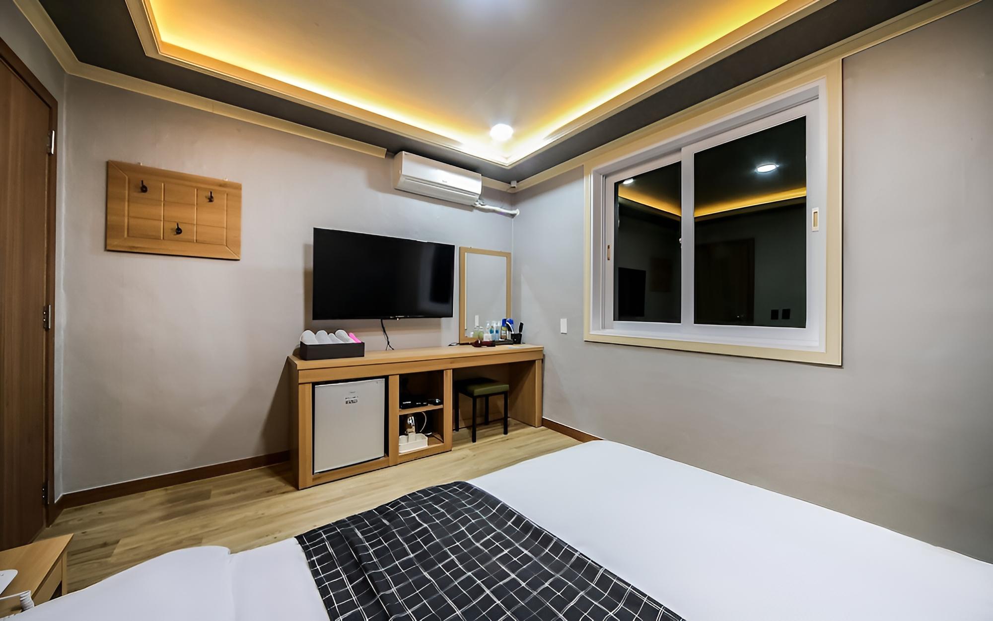 Room (Standard Room) - Photo 15