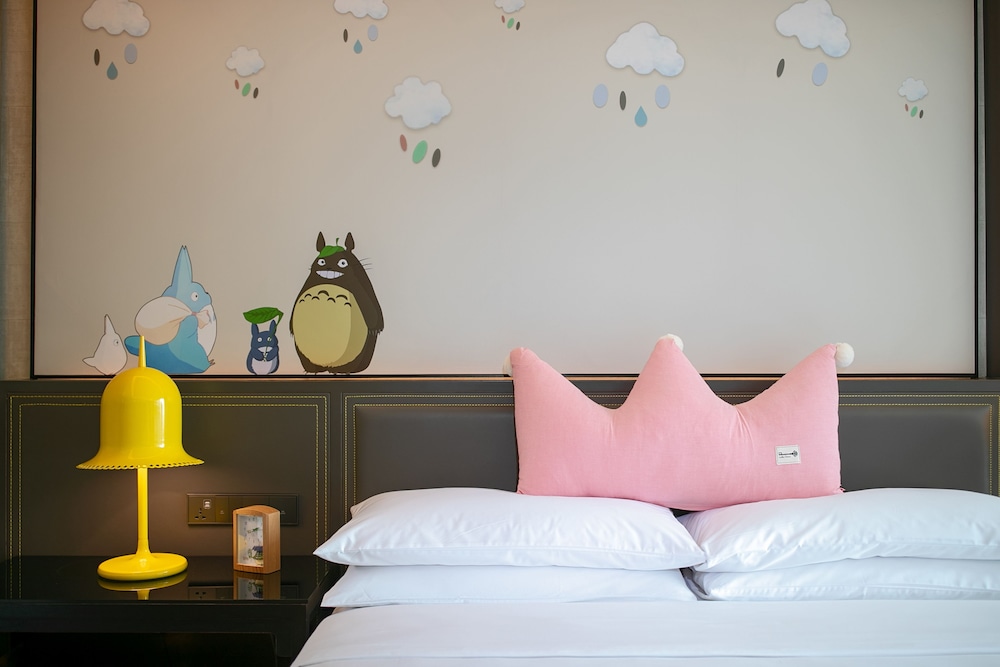 Club Room, 1 King Bed, City View