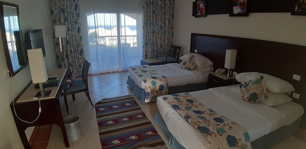 Superior Room, Sea View - Photo 3