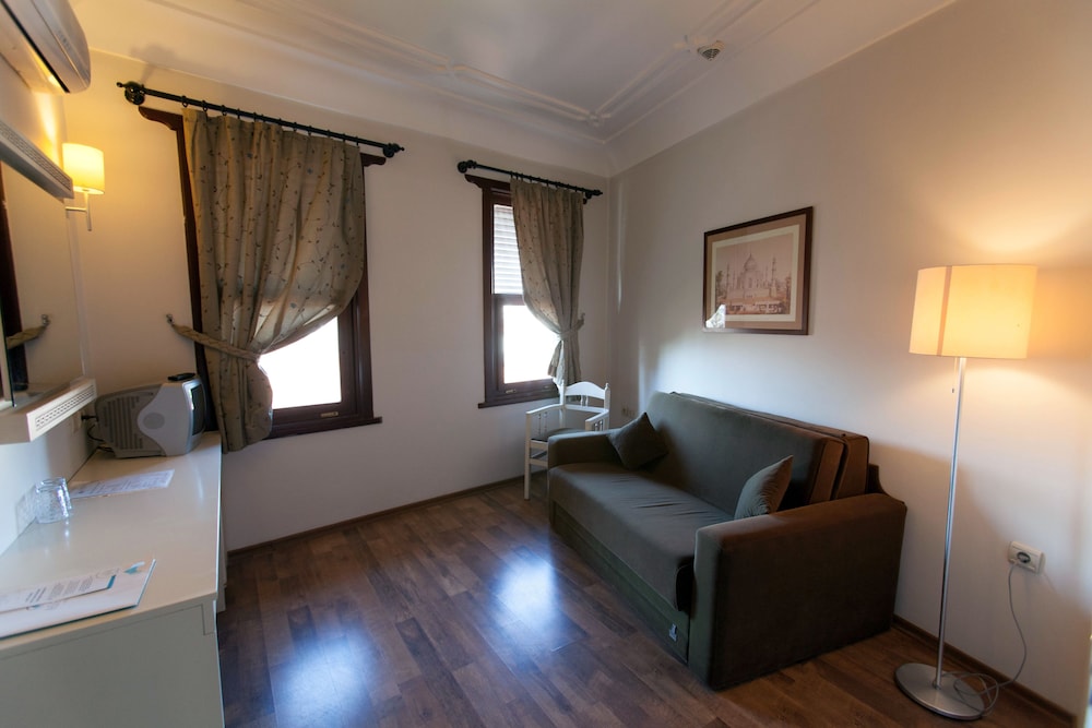 Family Room with Garden View - Photo 9