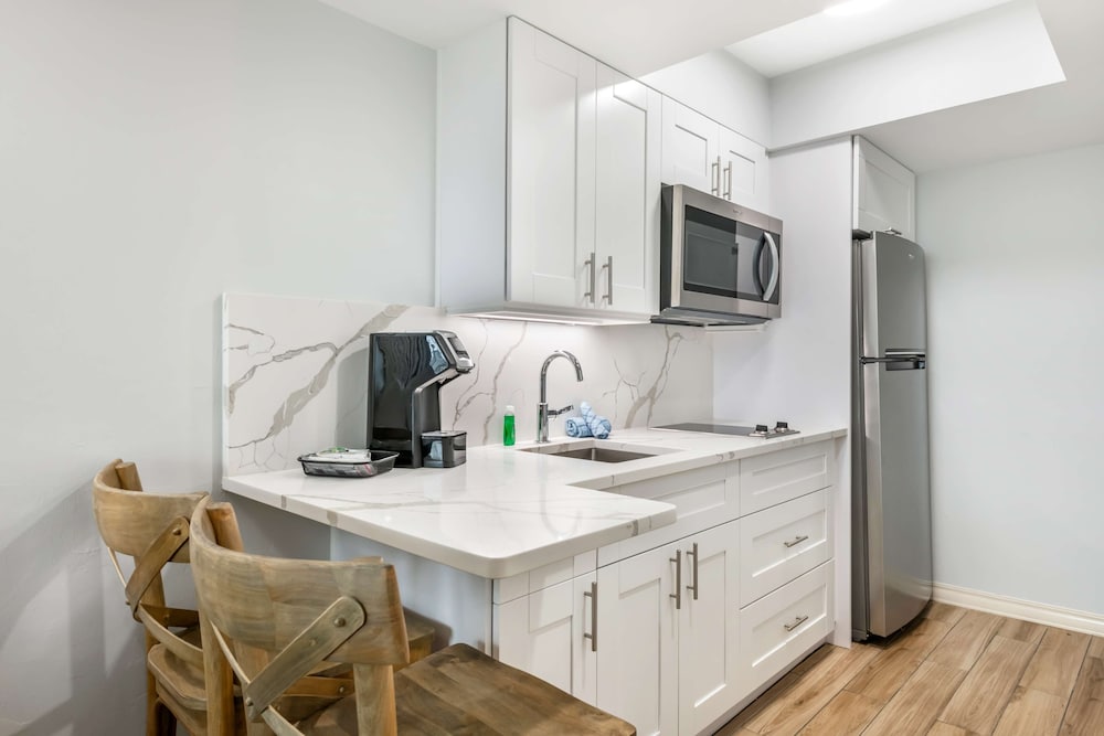 Standard Room, 1 King Bed, Kitchen, Poolside (Ground Floor) - Photo 4