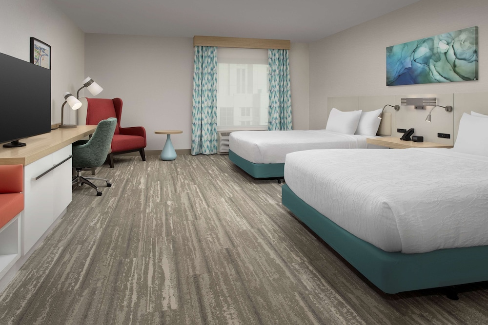 Queen Room with Two Queen Beds - Hearing Access thumbnail 5