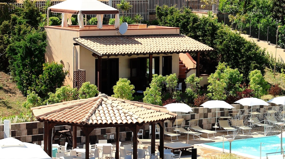 Exclusive Villa, Hot Tub, Garden Area - Photo 1