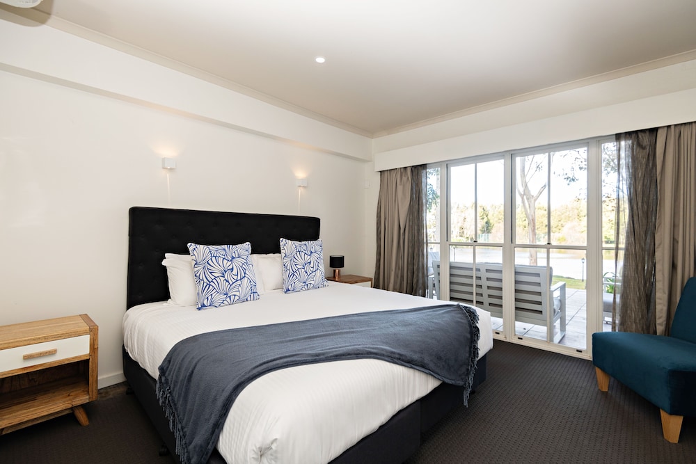 Signature Suite, 2 Bedrooms, Jetted Tub, Lake View, Free Wi-Fi & Parking photo 2