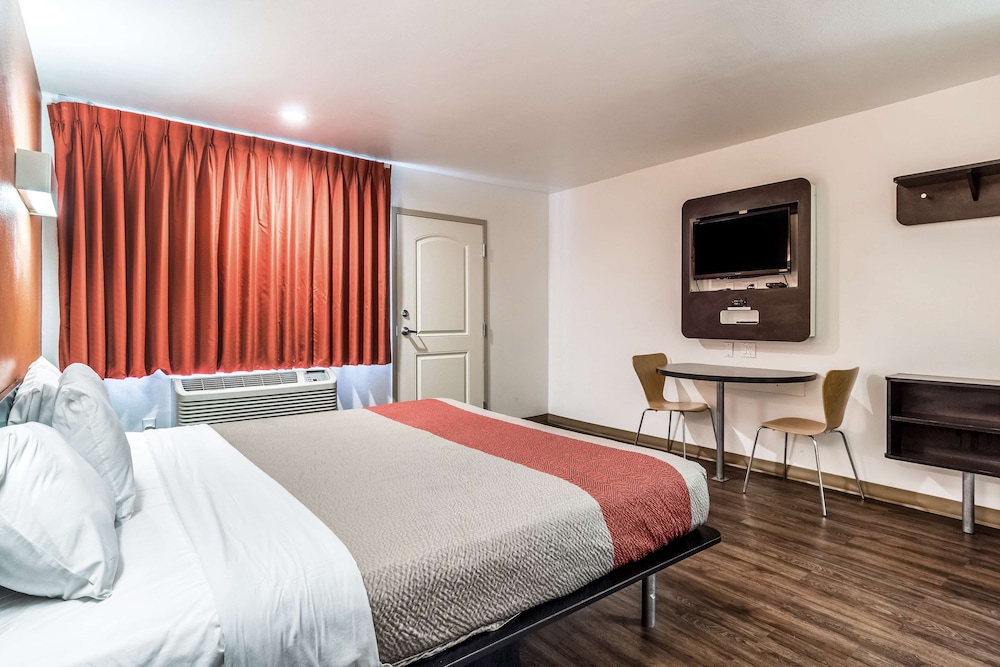 Deluxe Suite, 1 King Bed, Non Smoking photo 2