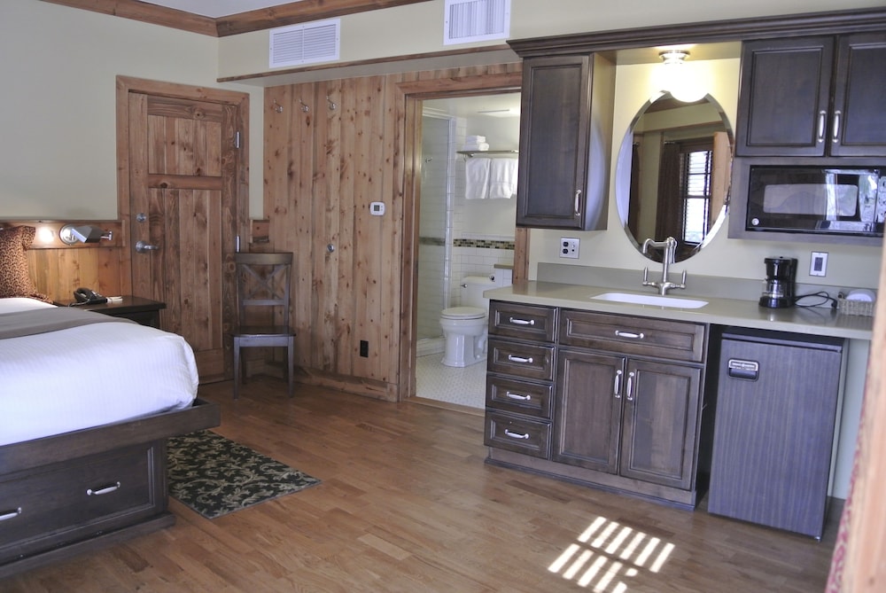 Premium Studio Suite, 1 King Bed photo 2