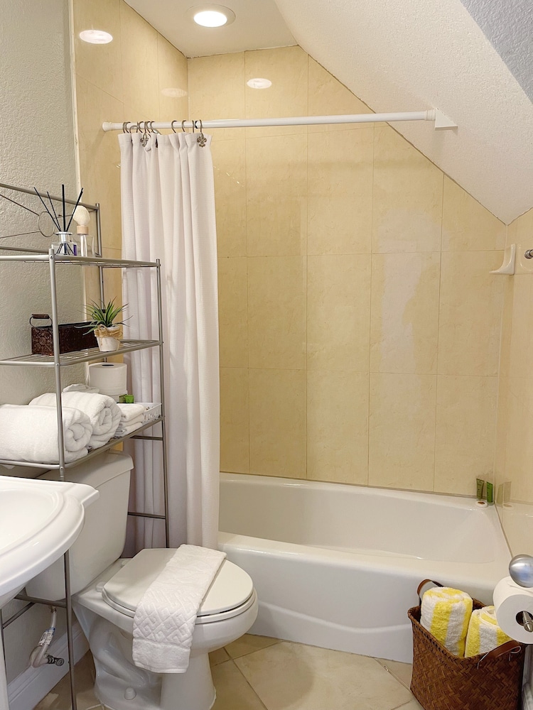 Classic Room, 1 King Bed, Balcony (Travellers), photo 6