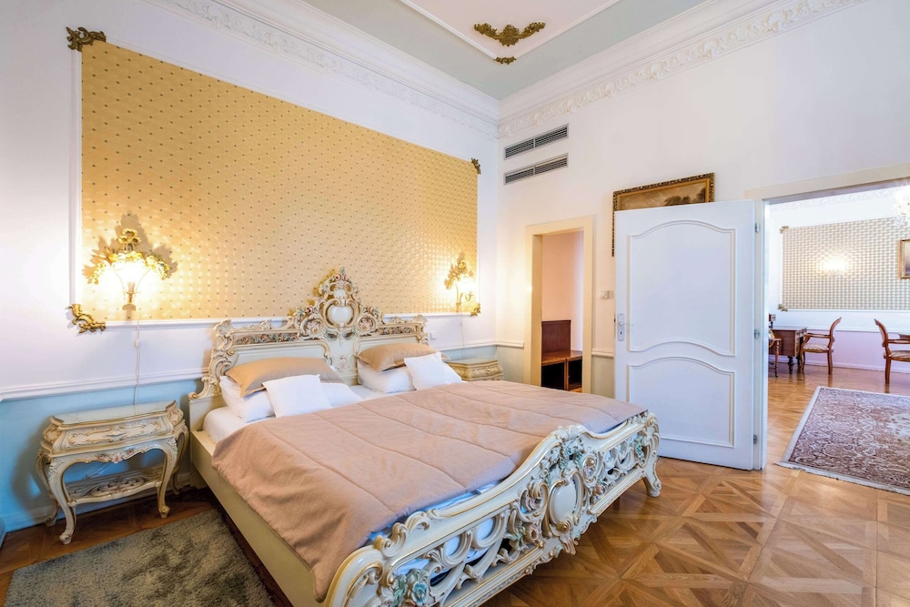 Junior Suite, 1 Double Bed, Non Smoking - Photo 1
