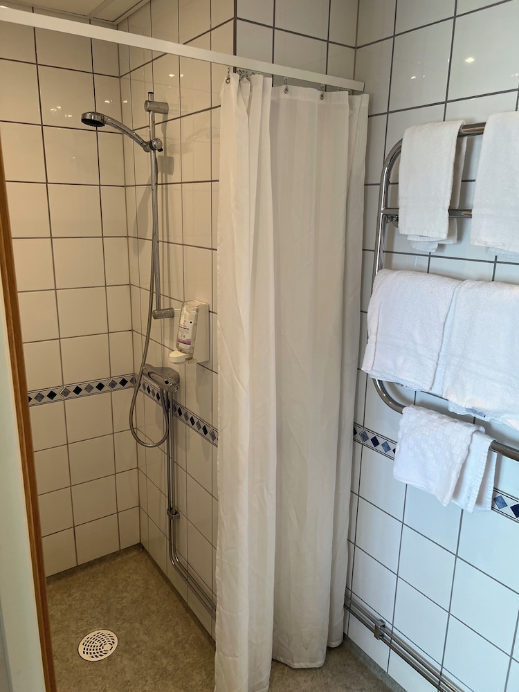 Standard Single Room (private bathroom)