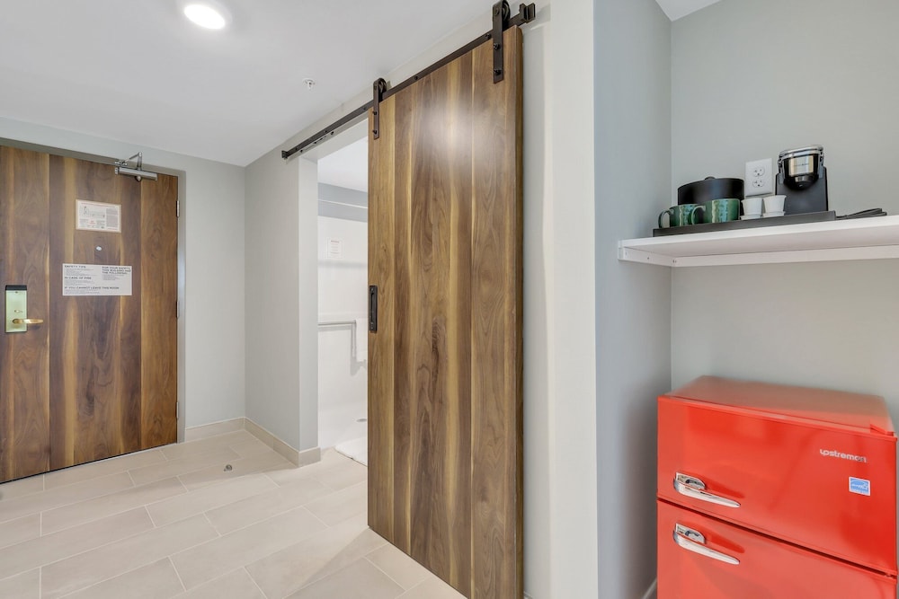 Standard Room, 1 King Bed, Accessible - Photo 4