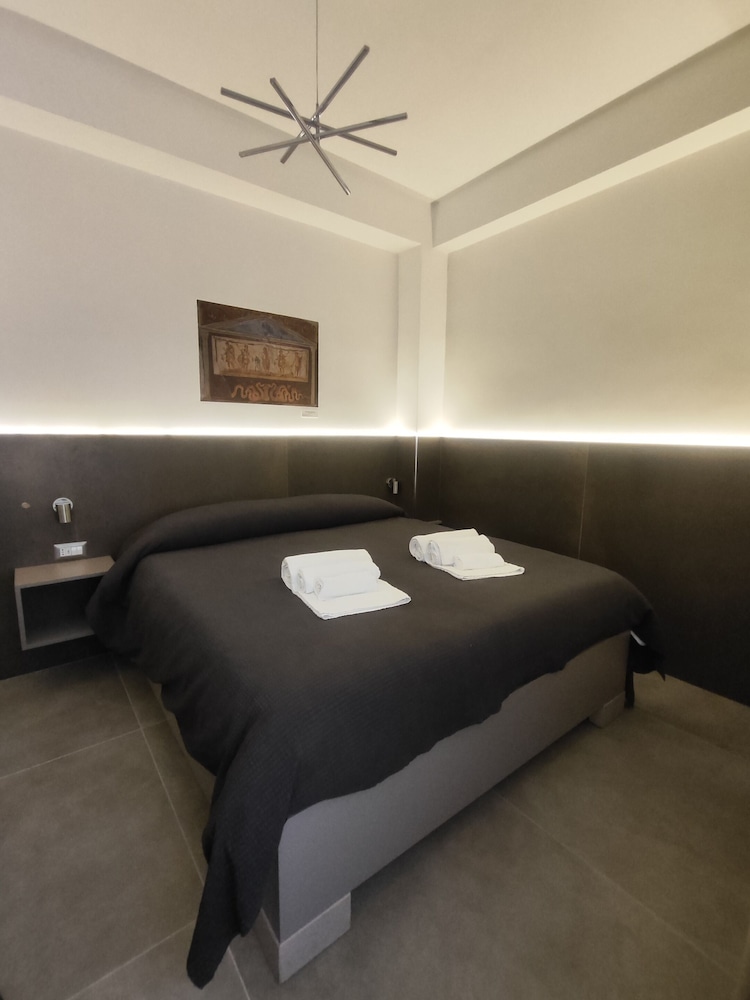 Comfort Double Room, Private Bathroom, Courtyard View (Pompei)
