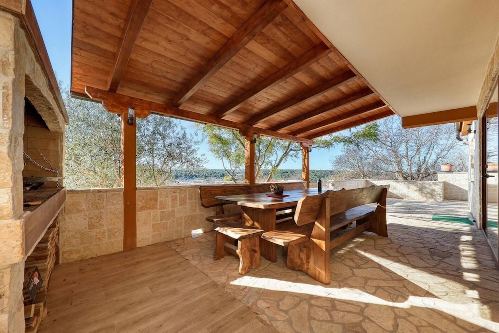 Villa photo 2