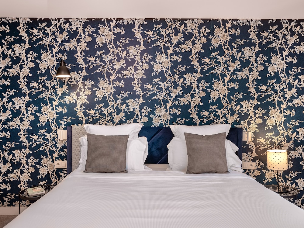 Deluxe Room thumbnail 5