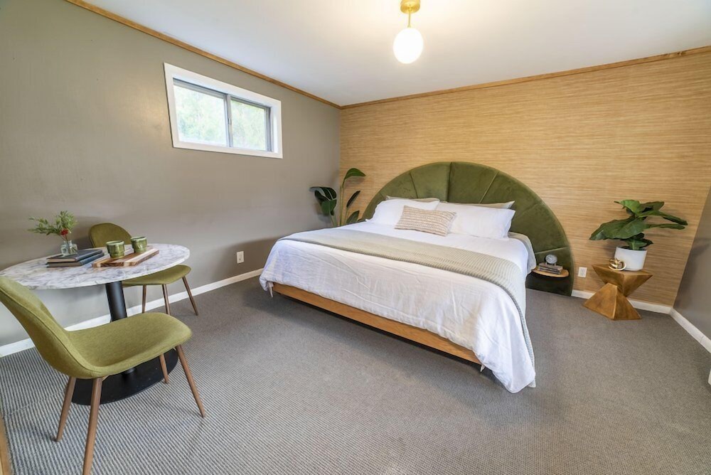 Honeymoon Suite, 1 King Bed, Patio photo 1