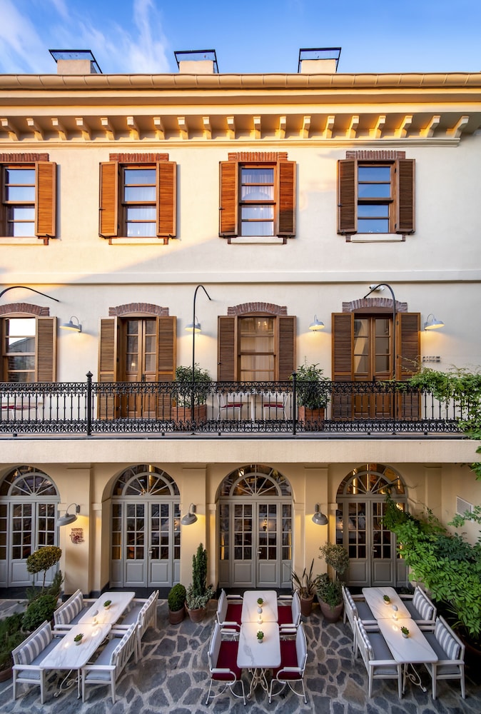 Courtyard Room with Balcony thumbnail 6