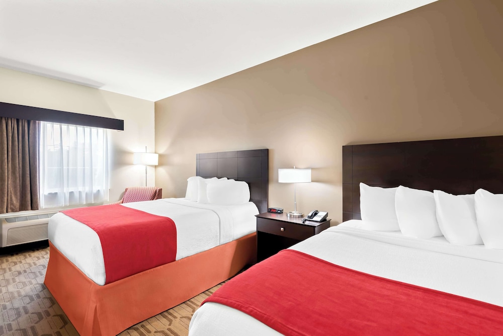 Standard Room, 2 Queen Beds, Non Smoking, Refrigerator & Microwave photo 3