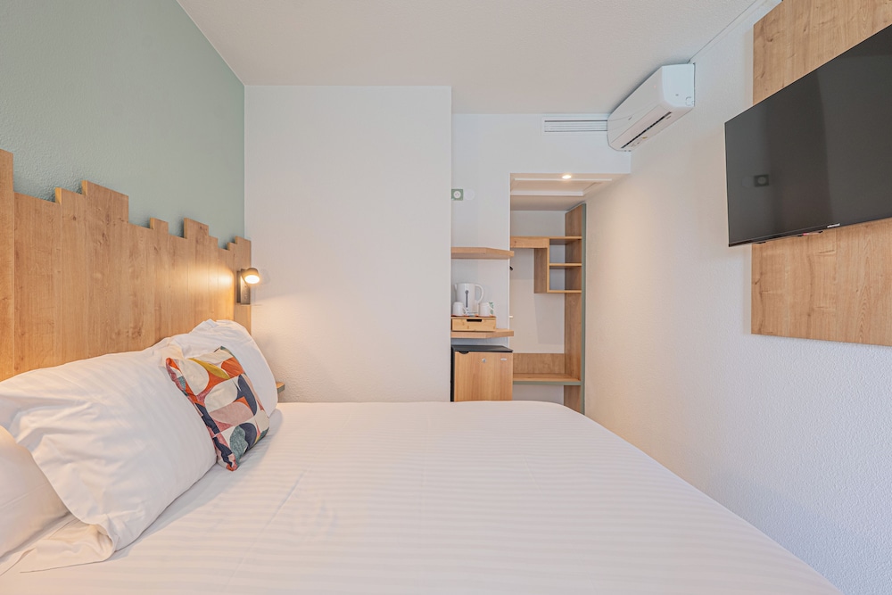 Standard Room, 1 Queen Bed, Non Smoking - Photo 4