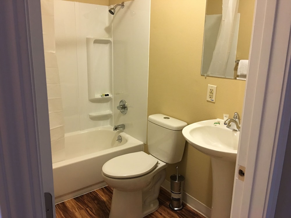 Comfort Room, 1 Queen Bed, City View photo 3