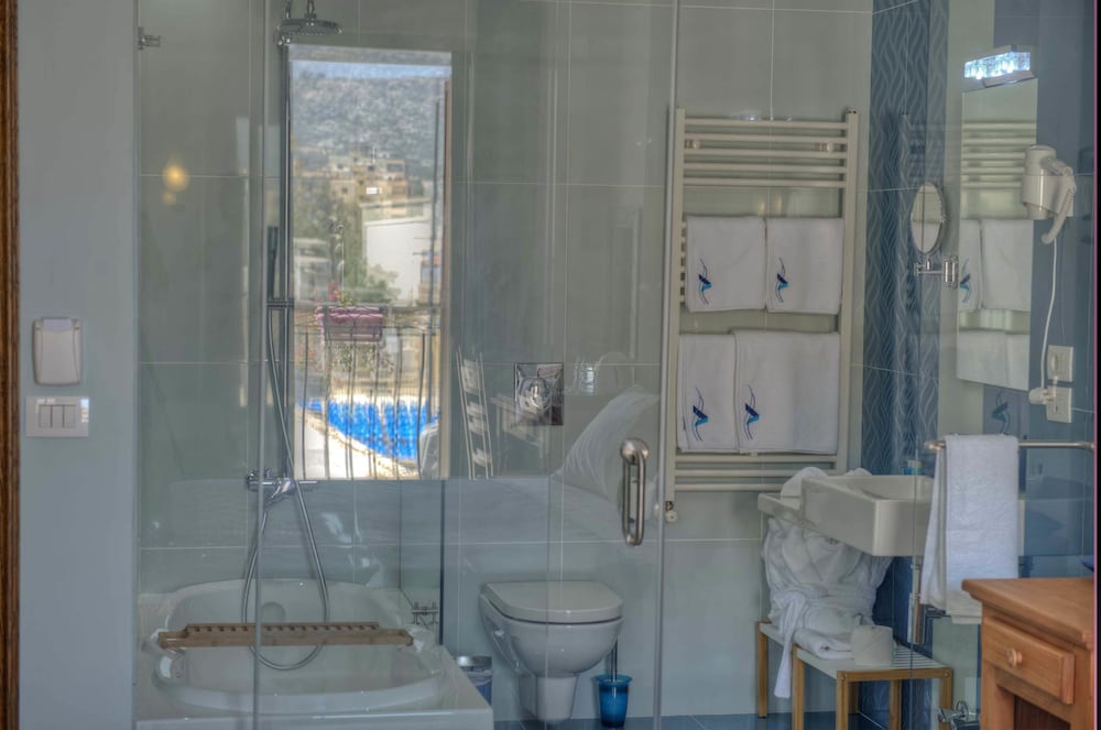 Deluxe Double Room, Bathtub, Partial Sea View photo 3