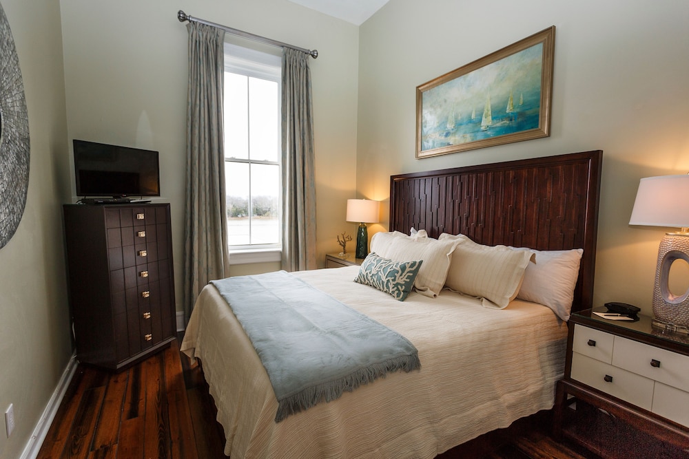 Suite, Multiple Bedrooms (River View) - Stair Access Only photo 2